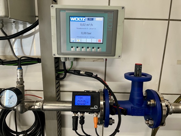 Messstation am Pumpen-Prüfstand: Bedienfeld mit Durchfluss und Druck, Manometer und KSB PumpMeter